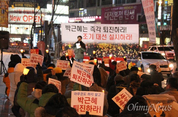 2일 저녁 대전 서구 갤러리아타임월드 백화점 앞에서 열린 28번째 박근혜 퇴진 대전시민 촛불행동.
