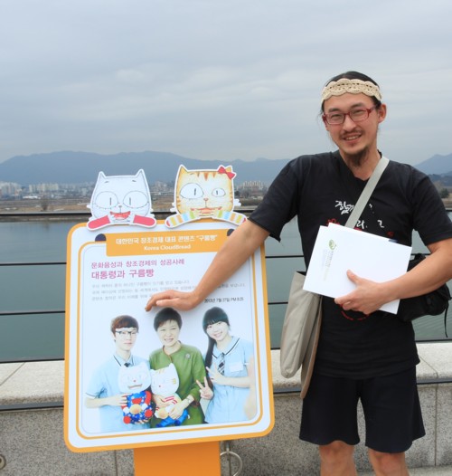  포토존이라고 세워 놓았으니, 기념 삼아서 한 장 기록을 남겨 보았다. 이 박비어천가 포토존이 있었다는 자취를 사진으로 한 장쯤 찍어서 남기지 않으면, 부끄러운 지난날을 감쪽같이 잊을 수 있을 테니까.