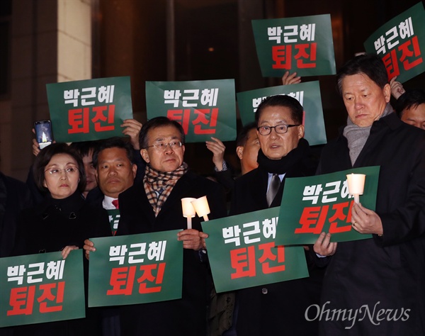 촛불 든 국민의당 국민의당 박지원 비상대책위원장을 비롯한 의원들이 2일 밤 국회 본청 앞에서 박근혜 대통령의 퇴진을 촉구하며 촛불을 들고 있다. 