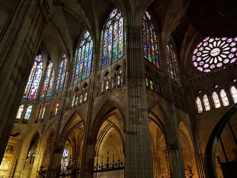 스테인드 글라스의 아름다움으로 인해 빛의 성당으로 불리는 레온 성당 내부.