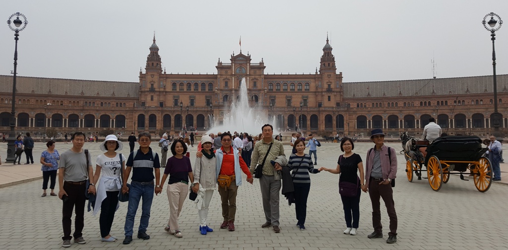 세비야의 스페인 광장을 배경으로 길동무