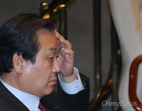 김무성 새누리당 전 대표가 지난 2일 오후 국회 본회의장에서 생각에 잠겨 있다. 