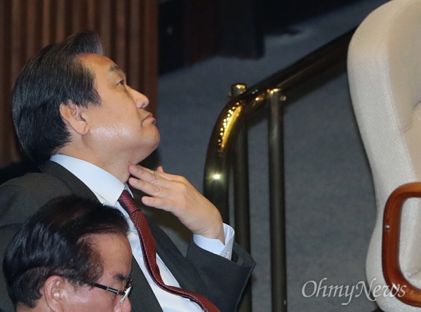 김무성 새누리당 전 대표가 2일 오후 국회 본회의장에서 생각에 잠겨 있다. 