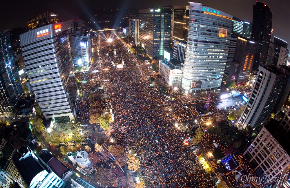 지난 11월 26일 박근혜 대통령 퇴진을 요구하는 제5차 촛불집회가 광화문 광장과 세종대로 일대에서 열리고있는 가운데 본행사가 끝난 후 행진을 시작하고있다