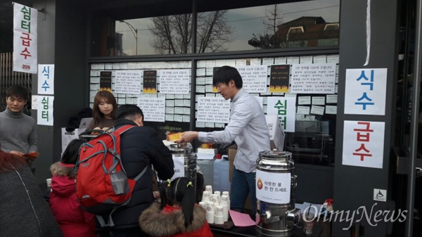 3일 6차 촛불집회인 '박근혜 즉각 퇴진의 날'에도 청와대 인근 자하문로의 한 카페는 무료로 보리차와 핫팩을 나눠주고 있다.  