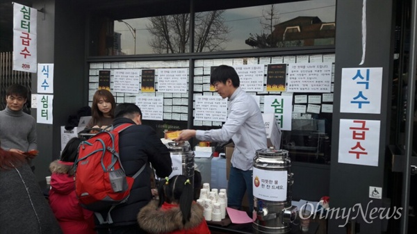  3일 6차 촛불집회인 '박근혜 즉각 퇴진의 날'에도 청와대 인근 자하문로의 한 카페는 무료로 보리차와 핫팩을 나눠주고 있다.  