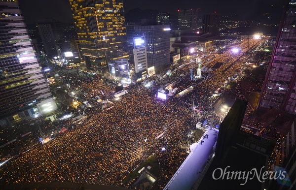지난 3일 오후 박근혜 대통령의 퇴진을 촉구하는 '촛불의 선전포고-박근혜 즉각 퇴진의 날 6차 범국민행동'이 서울 광화문 일대에서 열리고 있다.