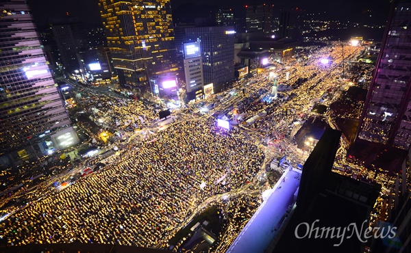 지난해 12월 3일 오후 박근혜 대통령의 퇴진을 촉구하는 '촛불의 선전포고-박근혜 즉각 퇴진의 날 6차 범국민행동'이 서울 광화문 일대에서 열리고 있다.