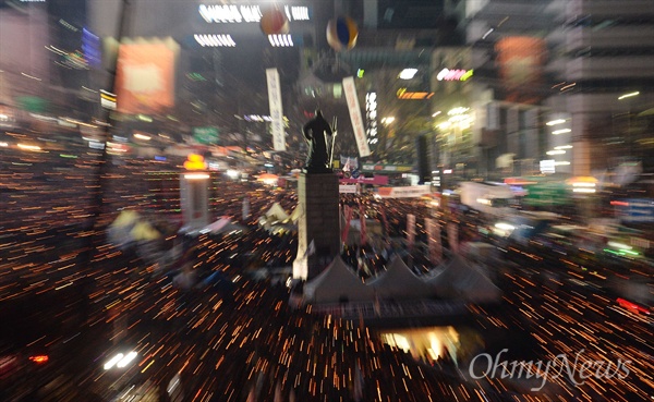 3일 오후 서울 광화문일대에서 열린 '촛불의 선전포고-박근혜 즉각 퇴진의 날 6차 범국민행동'에서 수많은 시민들이 '박근혜 퇴진'을 촉구하고 있다.