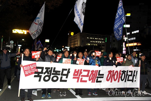 '박근혜퇴진 경남운동본부'가 3일 오후 창원광장에서 "박근혜 즉각 퇴진, 6차 경남시국대회"를 열고, 참가자들이 새누리당 경남도당 앞까지 거리행진하고 있다.