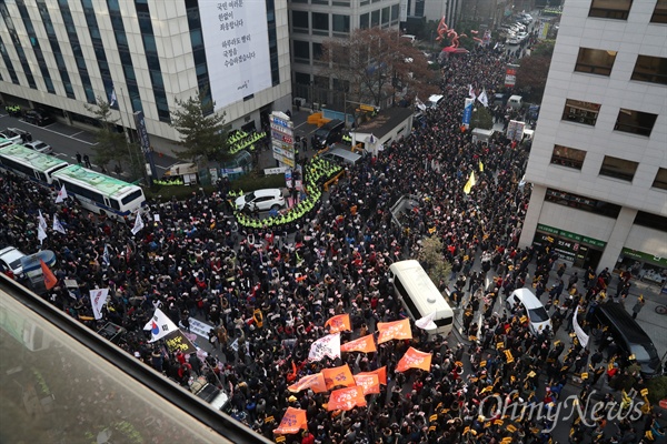 박근혜 대통령 즉각 퇴진과 국회의 탄핵안 가결을 요구하는 6차 촛불집회가 예정된 3일 오후 서울 여의도 새누리당사 앞에 모인 시민들이 새누리당 해체를 요구하고 있다. 