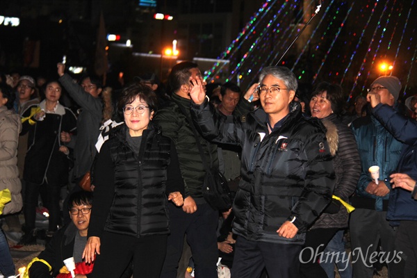 '박근혜퇴진 경남운동본부'가 3일 오후 창원광장에서 연 "박근혜 즉각 퇴진, 6차 경남시국대회"에 박종훈 경남도교육감 부부가 참석해 음악에 맞춰 율동하고 있다.