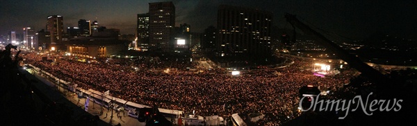  3일 오후 서울 광화문일대에서 열린 '촛불의 선전포고-박근혜 즉각 퇴진의 날 6차 범국민행동'에서 수많은 시민들이 '박근혜 퇴진'을 촉구하고 있다.