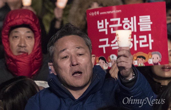 표창원 더불어민주당 의원이 3일 오후 광화문광장에서 열린 ‘박근혜 즉각퇴진의 날’ 촛불집회에 참석하고 있다.