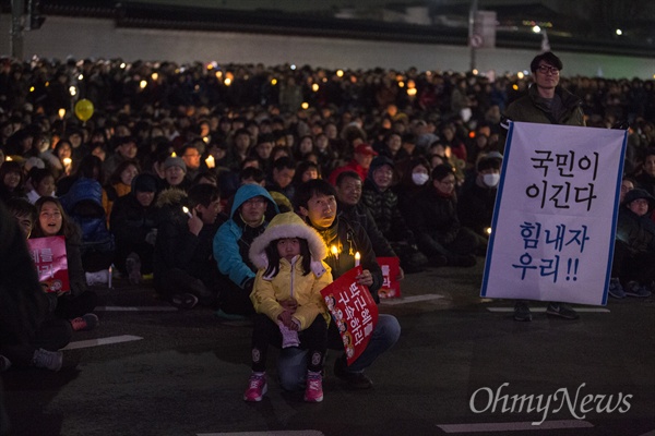 3일 오후 광화문광장에서 ‘박근혜 즉각퇴진의 날’ 촛불집회가 열리고 있다.