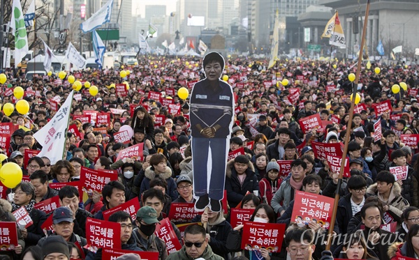 지난 3일 오후 광화문광장에서 열린 '박근혜 즉각퇴진의 날' 집회에 참석한 시민들이 청와대를 향해 행진하고 있다.