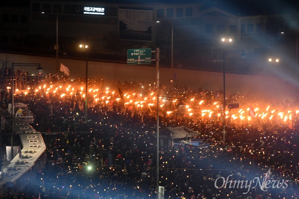3일 오후 서울 광화문일대에서 열린 '촛불의 선전포고-박근혜 즉각 퇴진의 날 6차 범국민행동'에서 수많은 시민들이 횃불과 함께 청와대를 향해 행진하고 있다.