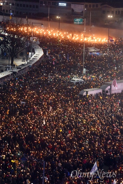 지난 3일 오후 서울 광화문일대에서 열린 '촛불의 선전포고-박근혜 즉각 퇴진의 날 6차 범국민행동'에서 수많은 시민들이 횃불과 함께 청와대를 향해 행진하고 있다.