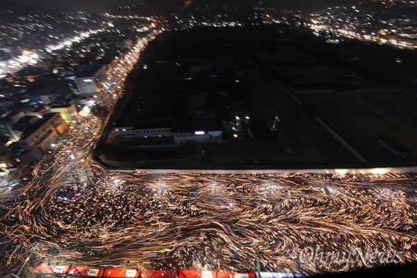 지난해 12월 3일 오후 서울 광화문일대에서 열린 '촛불의 선전포고-박근혜 즉각 퇴진의 날 6차 범국민행동'에서 수많은 시민들이 청와대를 향해 행진하고 있다.