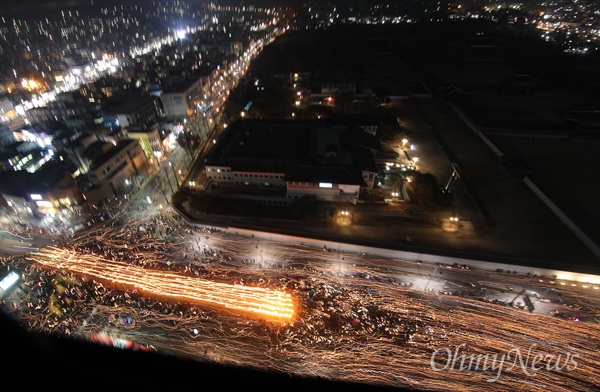 3일 오후 서울 광화문일대에서 열린 '촛불의 선전포고-박근혜 즉각 퇴진의 날 6차 범국민행동'에서 수많은 시민들이 청와대를 향해 행진하고 있다.