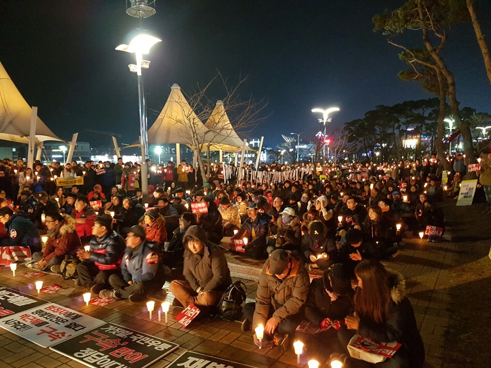 서산시민들이 '박근혜퇴진 촉구 서산시민 총궐기 및 행진'에서 자유발언을 듣고있다