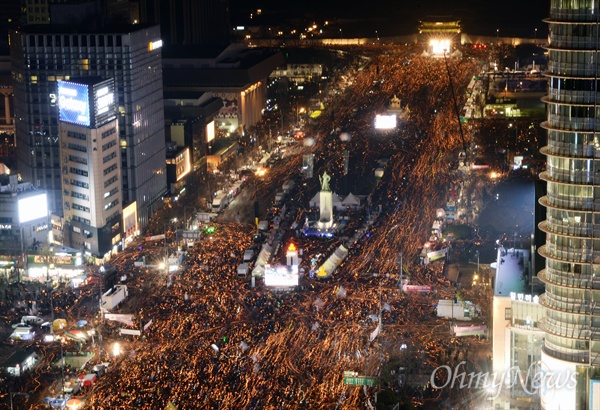 지난 3일 오후 서울 광화문일대에서 열린 '촛불의 선전포고-박근혜 즉각 퇴진의 날 6차 범국민행동'에서 수많은 시민들이 박근혜 퇴진을 촉구하고 있다.