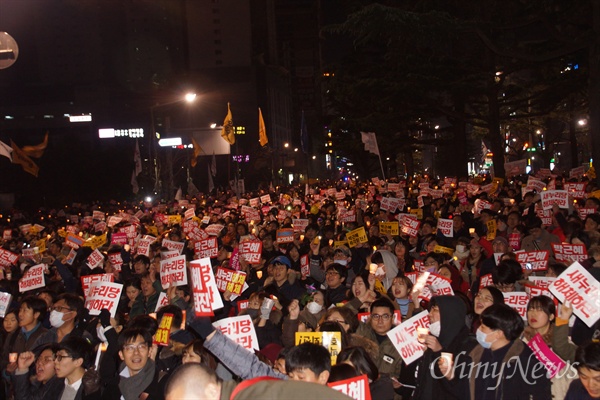 3일 오후 한일로에서 박근혜 퇴진 시국대회를 마친 시민들이 거리행진을 벌인 뒤 새누리당 대구시당 앞에 모여 있다.