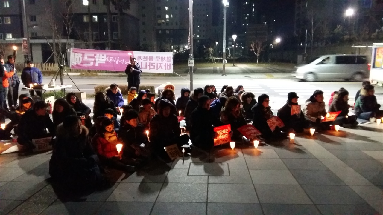 내포 신도시 주민과 인근의 홍성 및 홍동 주민 40여명이 내포신도시 효성아파트 앞 공원에 모여 박근혜 퇴진을 외쳤다. 