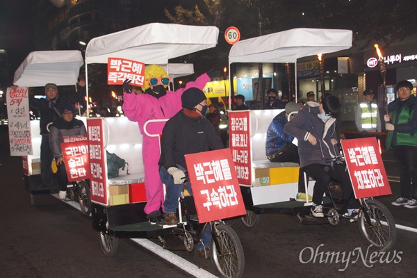 3일 오후 대구 한일로에서 박근혜 퇴진 시국대회를 마친 시민들이 자전거를 타고 새누리당 대구시당까지 거리행진을 하고 있다.