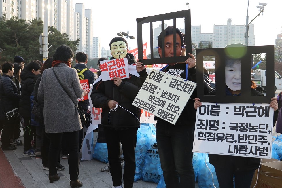춘천 지역 대학생들이 박근혜대통령과 김진태의원의 모습을 하고 포퍼먼스를 하고 있다.