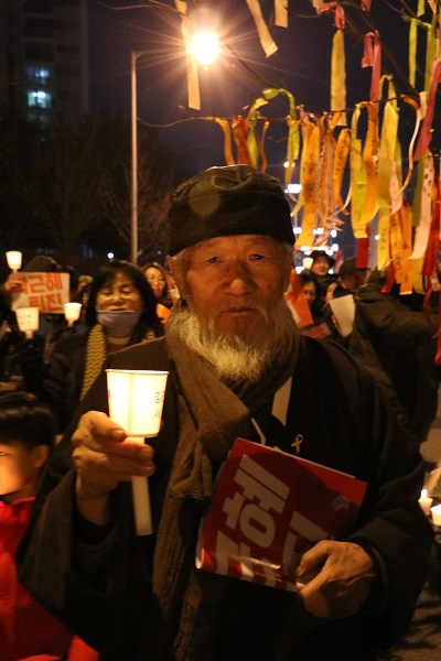지난 11월 19일에 이어 화천에 사는 김명식시인이 촛불을 밝히고 있다.