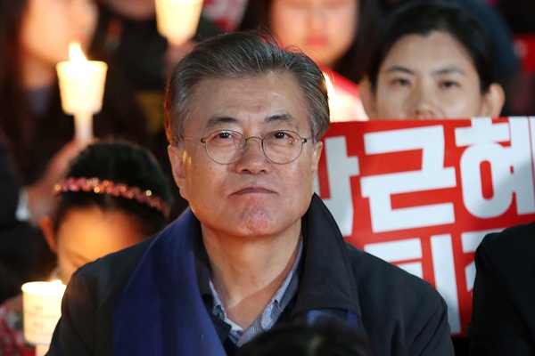 지난 2016년 12월 3일 당시 문재인 민주당 전 대표가 광주 동구 옛 전남도청 앞에서 열린 박근혜 대통령 퇴진 촛불집회에 참석하고 있다. 