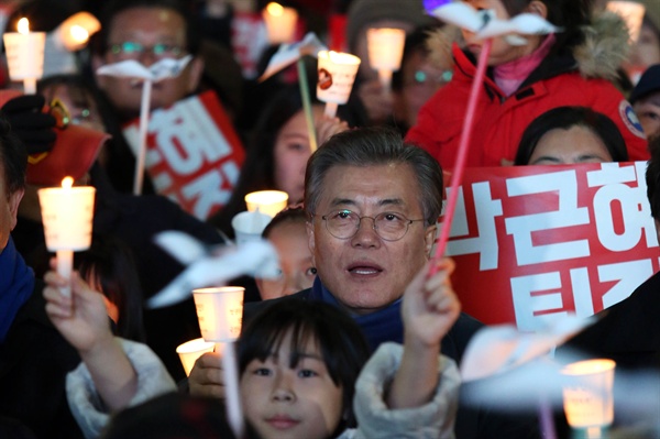 2016년 12월 3일 당시 문재인 전 더불어민주당 대표가 광주 동구 옛 전남도청 앞에서 열린 박근혜 대통령 퇴진 촛불집회에 참석했다.