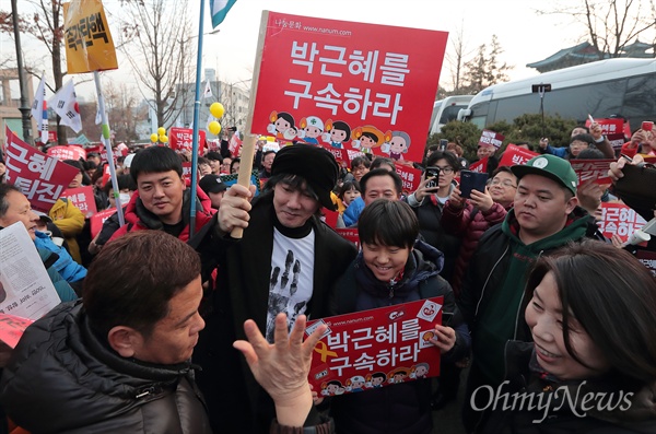 "즉각 퇴진" 시민과 함께 한 가수 김장훈 3일 오후 가수 김장훈이 '박근혜 즉각퇴진의 날' 집회에 참석한 시민들과 함께 청와대 100미터앞 팔판동에서 박근혜 퇴진을 요구했다.