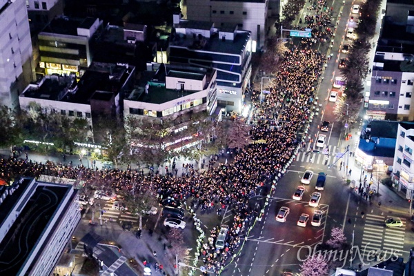  지난해 12월 3일 당시 대구 중구 국채보상로(옛 한일극장 앞)에서 열린 '박근혜 대통령 퇴진을 촉구하는 5차 대구 시국대회'에 참가한 많은 시민들이 촛불과 피켓을 들고 박근혜 대통령의 하야를 촉구하고 있다. 