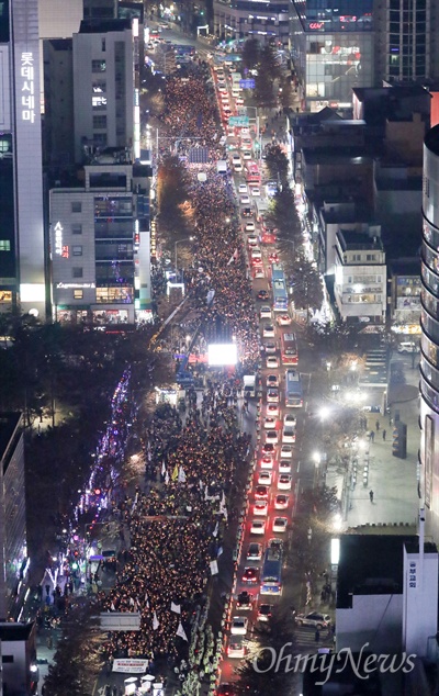 거리로 쏟아져 나온 분노한 대구 시민들 대구광역시 국채보상로(옛 한일극장 앞)에서 시민들이 "박근혜 하야"를 요구하고 있다.