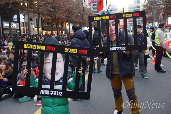 3일 오후 대구 한일로에서 열린 박근혜 퇴진 시국대회에 참가한 시민이 박 대통령이 구치소에 수감된 모습의 형상을 들고 있다. 