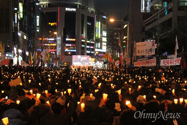  3일 오후 대전 서구 둔산동 갤러리아타임월드 백화점 앞 사거리에서 부터 대전교육청 사거리까지 이어지는 도로에서 진행된 제3차 박근혜 퇴진 10만 대전시민 시국대회'에 사상 최대인 6만명의 대전시민들이 운집해 '박근혜 퇴진'과 '새누리당 해체'를 외쳤다.