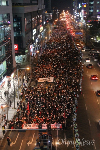 6만 대전 시민 운집 대전광역시 둔산동 갤러리아타임월드 백화점앞에서 대전교육청까지 이어지는 도로에서 진행된 시국대회에서 6만명의 대전시민들이 운집해 '박근혜 퇴진'과 '새누리당 해체'를 외치고 있다.