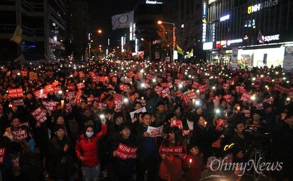  3일 오후 대전 서구 둔산동 갤러리아타임월드 백화점 앞 사거리에서 부터 대전교육청 사거리까지 이어지는 도로에서 진행된 제3차 박근혜 퇴진 10만 대전시민 시국대회'에 사상 최대인 6만명의 대전시민들이 운집해 '박근혜 퇴진'과 '새누리당 해체'를 외쳤다.