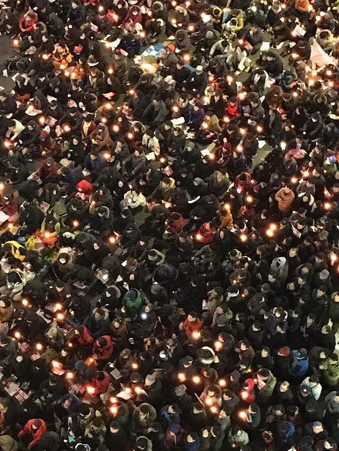 3일 저녁 광주 시국촛불대회가 열린 금남로엔 주최 측 추산 약 15만 명의 시민이 모였다. 빌딩에서 본 이들의 모습은 마치 강물로 나아가기 위해 힘차게 구르는 물방울 같았다.