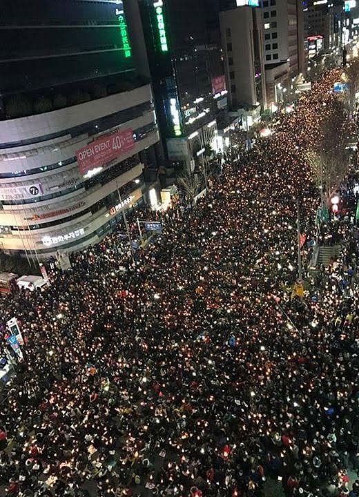 3일 광주촛불시국대회엔 주최 측 약 15먼 명의 시민이 모여 촛불바다를 이루었다. 