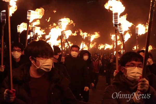 3일 오후 광화문광장에서 열린 ‘박근혜 즉각퇴진의 날’ 촛불집회에서 노동자들이 수백개의 횃불을 들고 청와대를 향해 행진하고 있다.