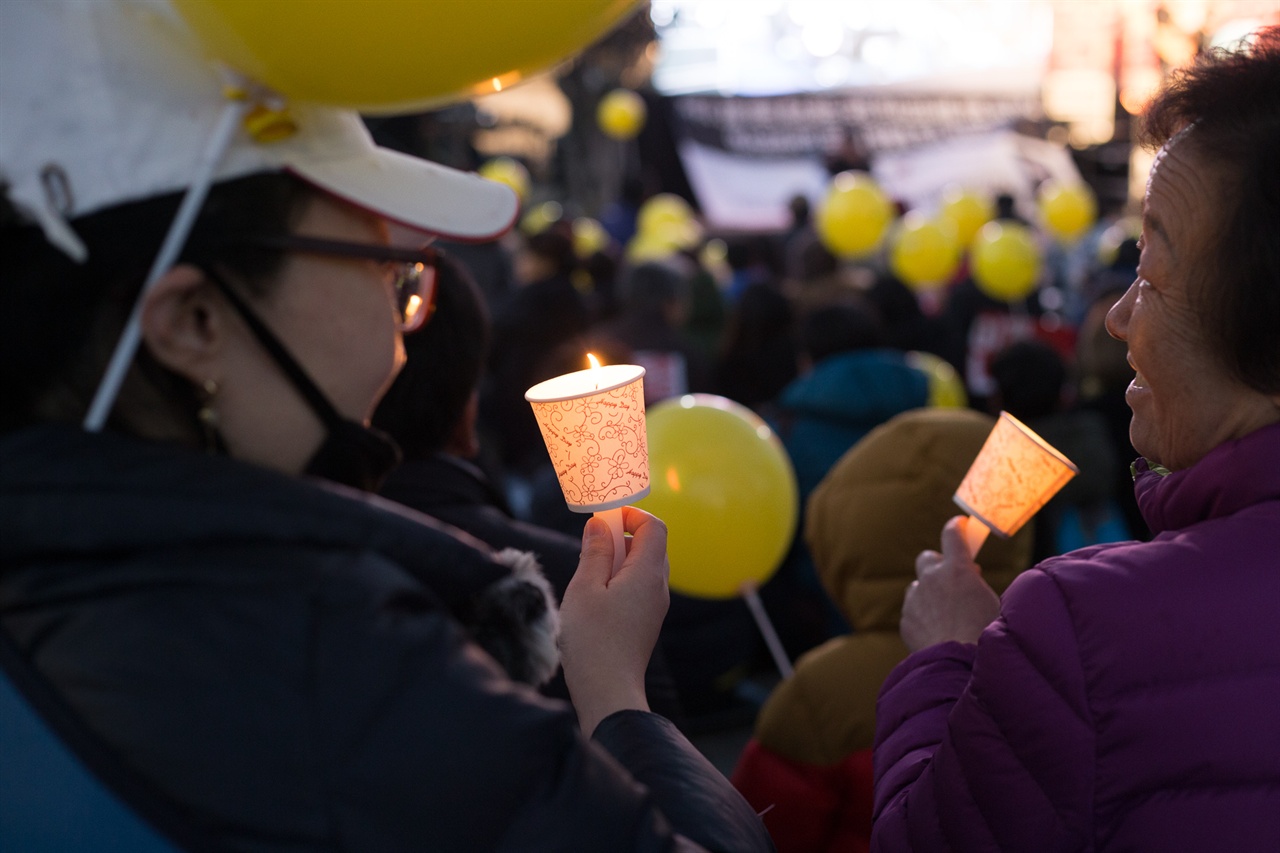 12.3 제주시청 앞에서 열린 촛불집회 참가한 제주도민