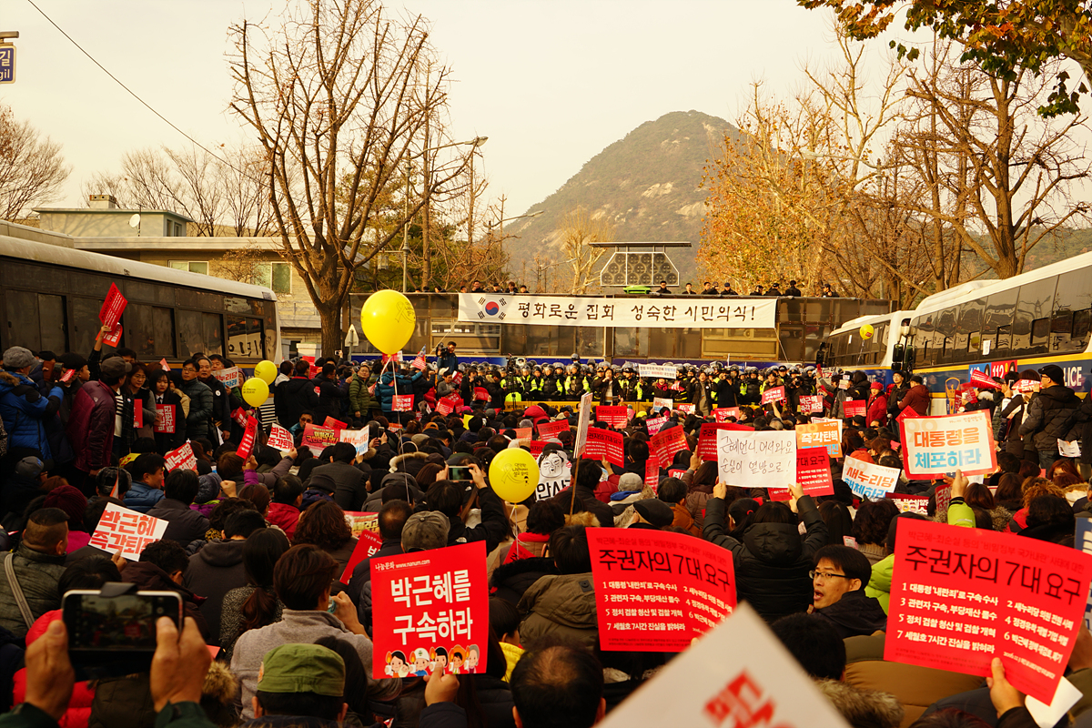 청와대 100미터 앞에서 "박근혜는 퇴진하라"를 외치는 시민들