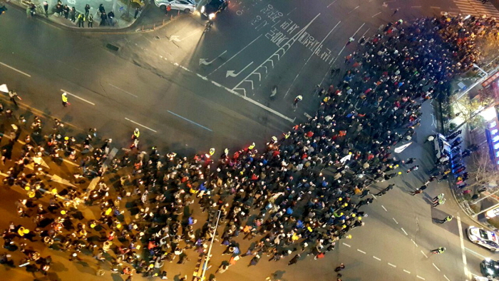 현대백화점 앞을 지나고 있는 행진단