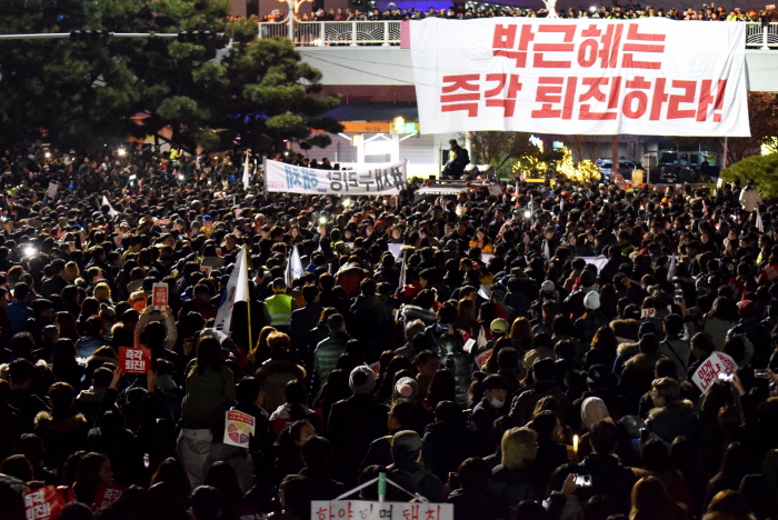 육교에서 내려온 펼침막

