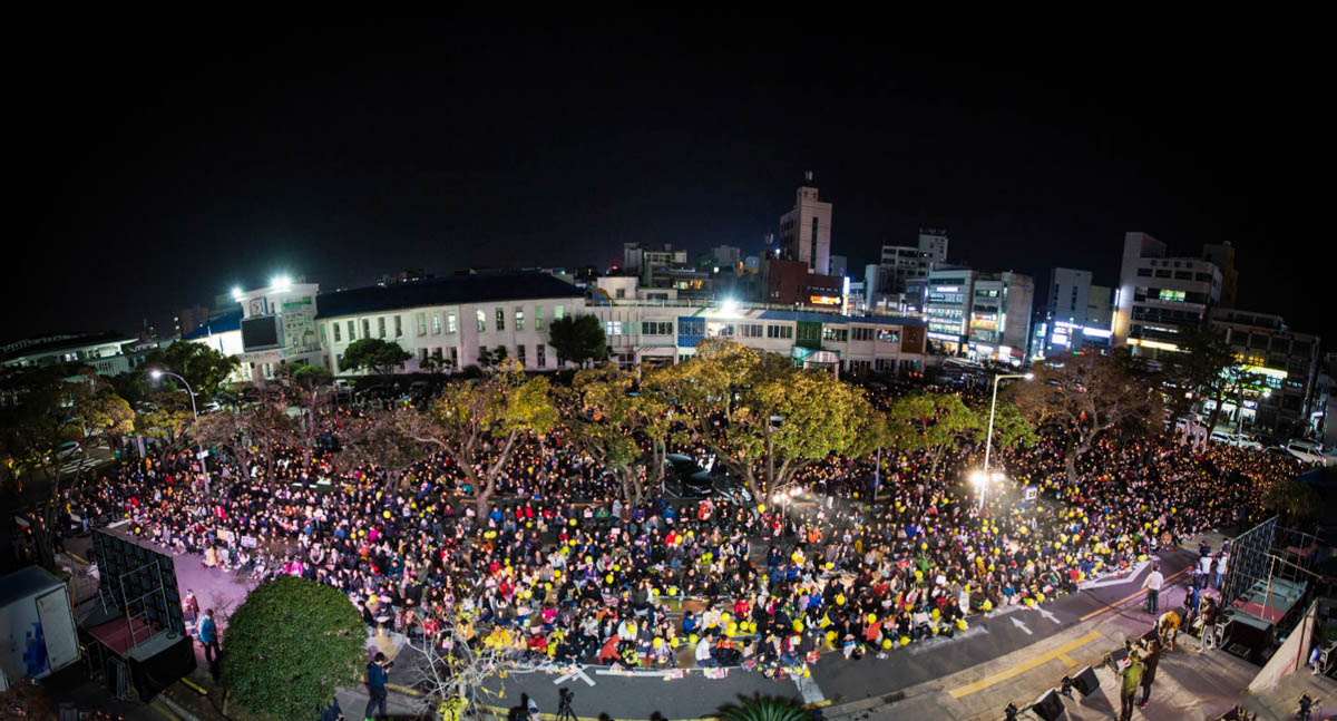 제주시청 앞에 모인 1만1천명의 제주도민 2016년 12월 3일 제7차 제주도민 촛불집회에 제주도민 1만1천명이 참가했다. 주최측인 '박근혜 정권 퇴진 제주행동'의 발표에 따르면 제주도에서 모인 사상 최대 인파였으며 박근혜가 퇴진할 때까지 이 행진을 계속 이어갈 것이라 한다.
