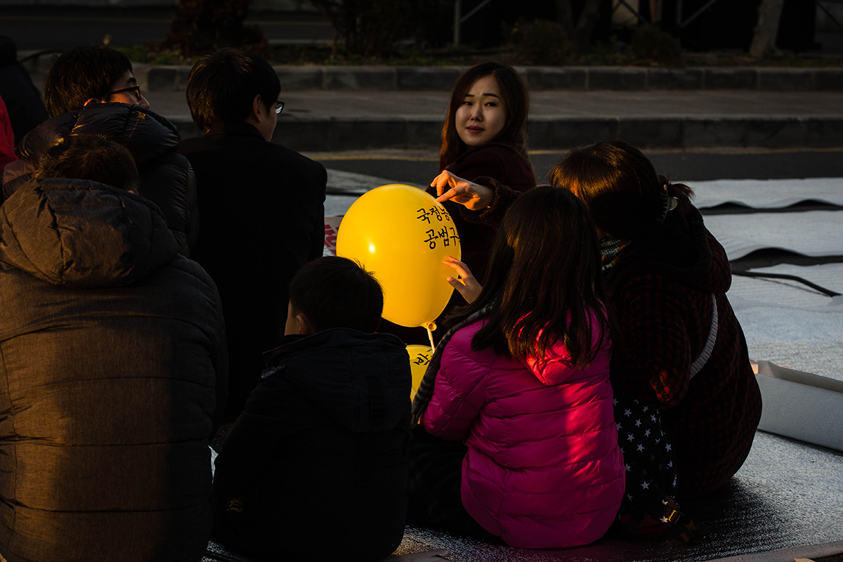 어린 딸에게 어려운 사자한자를 설명해주는 어머니의 모습. 어쩌면 아이들은 이 어려운 단어보다 현재의 이 시국이 더 어렵고 이상해 보일지도 모르겠다.