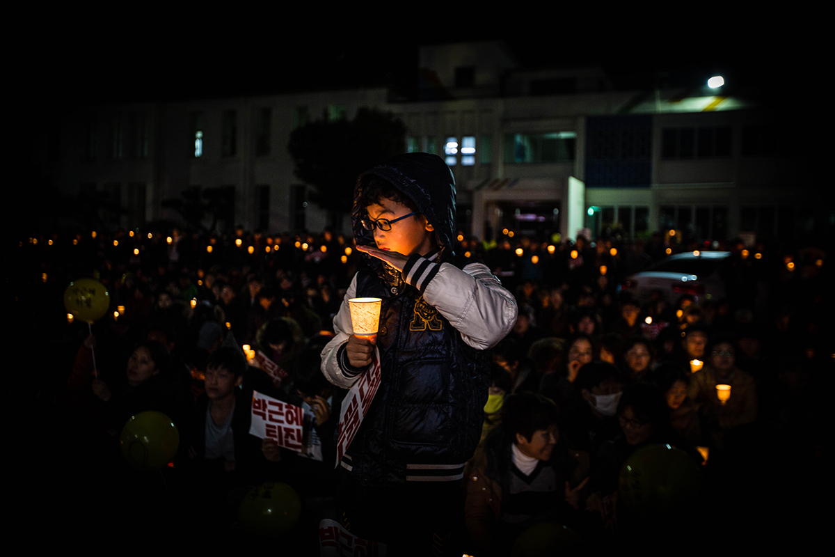 이 아이들이 자라 어른이 되었을 때 오늘의 이 순간이 그들에게는 큰 교휸이 되었기를 그리고 이 시대를 살며 훌쩍 커가는 민주주의를 맞이하기를 결코 이 시대를 우울하게 기억하지 않기를...